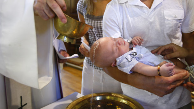 baptême catholique enfant prêtre
